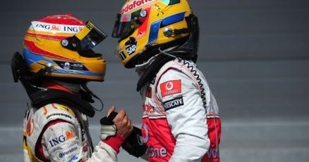 Alonso (z lewej) uważa że Hamilton i Vettel świetnie rokują na przyszłość /AFP