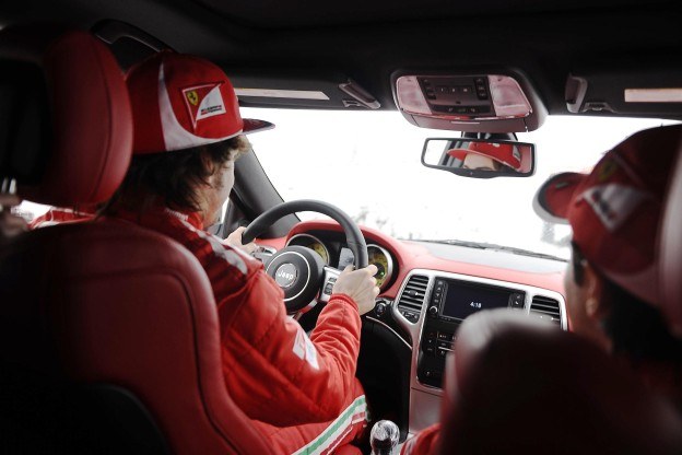 Alonso za kierownicą jeepa /Informacja prasowa
