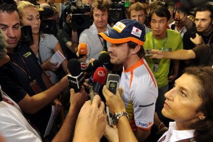 Alonso zamieni bolid Renault na Ferrari /AFP