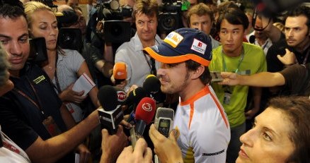 Alonso zamieni bolid Renault na Ferrari /AFP