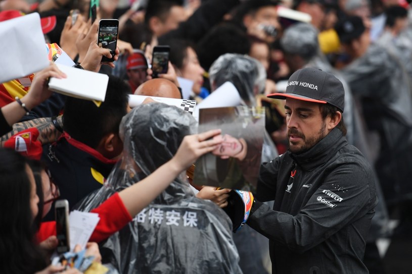 Alonso zdementował plotki o rozstaniu z McLarenem /AFP