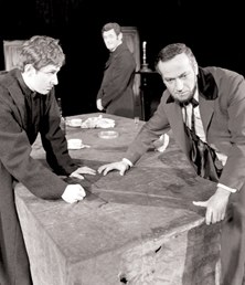 Alosza (Henryk Boukołowski) i Iwan (Stanisław Zaczyk) w spektaklu Bracia Karamazow, Teatr Polski w Warszawie, 1963 r.; fot. Wojciech Plewiński /Encyklopedia Internautica