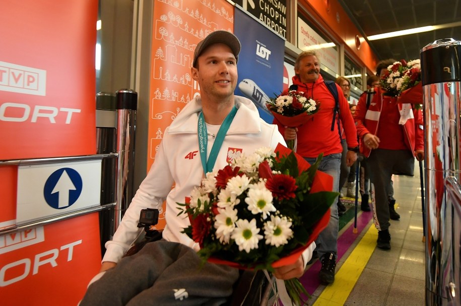 Alpejczyk Igor Sikorski tuż po powrocie do kraju z brązym medalem igrzysk paraolimpijskich w Pjongczangu /Bartłomiej  Zborowski /PAP