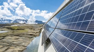 Los Alpes se están convirtiendo en montañas solares.  Esta es la nueva cara de Suiza