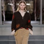 Alternatywa dla jeansów. Hit z lat 90. znów wraca do łask. Masz już w swojej szafie?