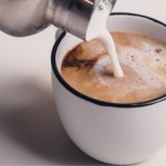 Alternatywa dla latte, która wspomaga ketozę. Dlaczego warto pić kawę z mleczkiem kokosowym?