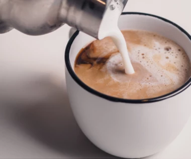Alternatywa dla latte, która wspomaga ketozę. Dlaczego warto pić kawę z mleczkiem kokosowym?