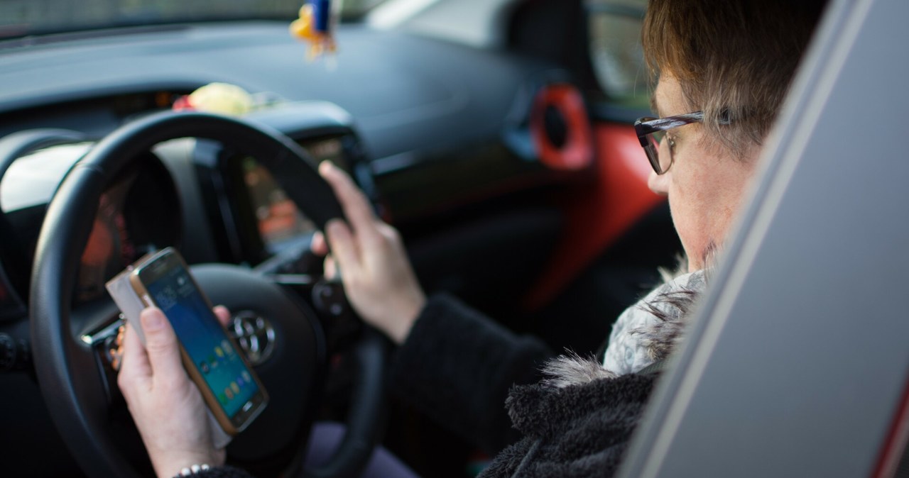 Alternatywną metodą płatności są aplikacje na telefon. Wystarczy je skonfigurować, żeby dokonać płatności. Z kolei na państwowych autostradach zarządzanych przez GDDKiA można skorzystać aplikacji e-TOLL. /Alyson Polderman/ Reporters / STG/REPORTER /East News