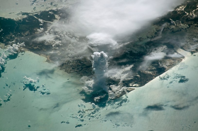 Altocumulus Castellanus nad Bahamami /NASA