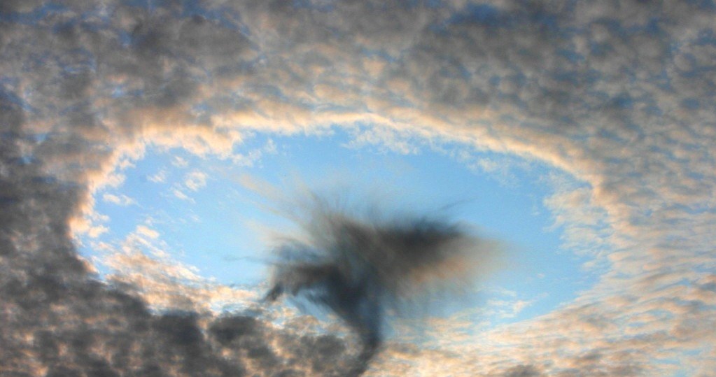 Altocumulus cavum (Ac cav) nad Austrią, Sierpień 2008. Podobne zjawisko zaobserwowano w woj. lubuskim /H. Raab/CC BY-SA 3.0 Deed (https://creativecommons.org/licenses/by-sa/3.0/deed.en) /Wikimedia