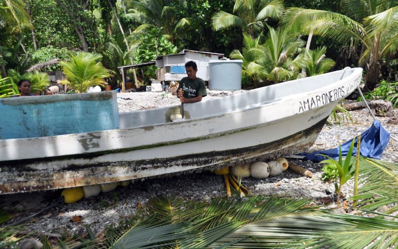 Alvarenga na razie nie ma odwagi wejść na łódkę, ale nie wyklucza powrotu na morze /AFP
