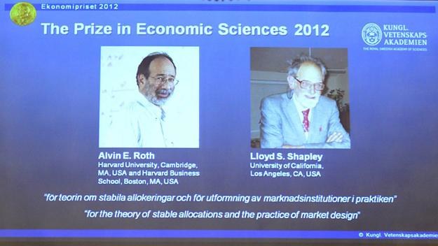 Alvin Roth (L) i Lloyd Shapley (R) - laureaci Nobla z ekonomii w 2012 r. /AFP