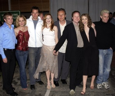 Alyson Hannigan, Joss Whedon i członkowie obsady ostatniego sezonu serialu "Buffy - Postrach wampirów"