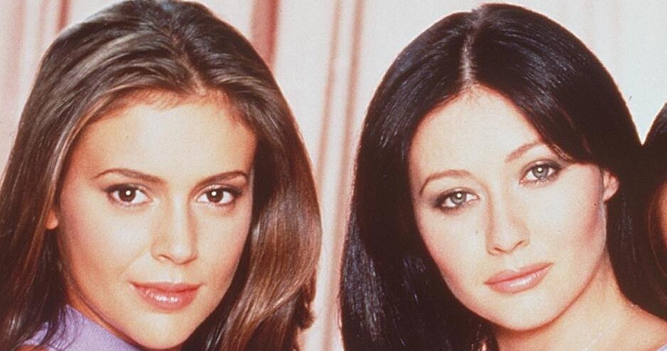 Alyssa Milano i Shannen Doherty na grafice promującej serial "Czarodziejki" / Getty Images / Handout /Getty Images