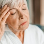 Alzheimer zaczyna się niewinnie. Pierwsze objawy mogą pojawić się już po 50. roku życia