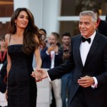 Amal Clooney w minimalistycznej sukni. Na czerwonym dywanie wyglądała olśniewająco