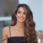 Amal Clooney z wizytą w Grecji. Modny detal w eleganckim zestawie skradł show