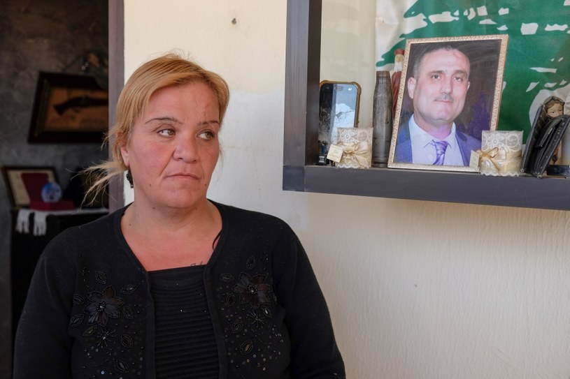 Amalia przed własnym domem. W tle wizerunek przedstawiający zmarłego tragicznie męża /Paweł Krawczyk /INTERIA.PL