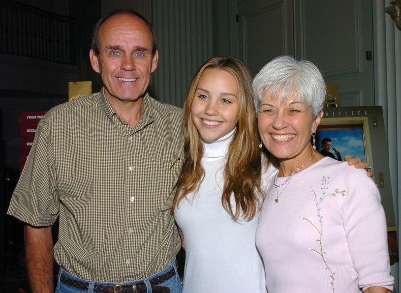 Amanda Bynes z rodzicami w 2004 roku /Mark Sullivan /Getty Images