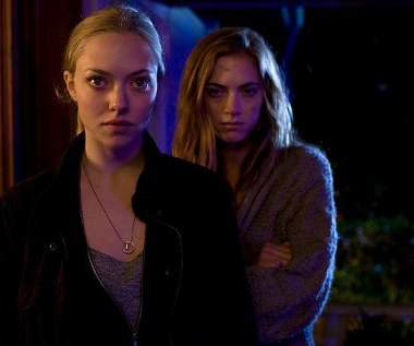 Amanda Seyfried i Emily Wickersham w scenie z filmu "Zaginiona"