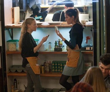 Amanda Seyfried i Jennifer Carpenter w scenie z filmu "Zaginiona"