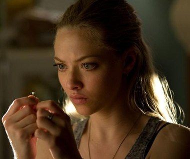 Amanda Seyfried w scenie z filmu "Zaginiona"