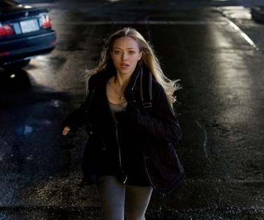 Amanda Seyfried w scenie z filmu "Zaginiona"