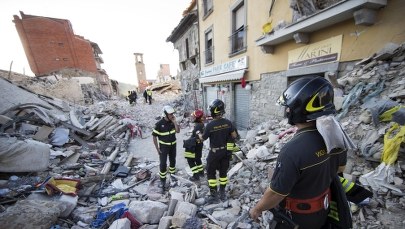 Amatrice kontra "Charlie Hebdo". Ofiary trzęsienia ziemi jako... dania włoskiej kuchni