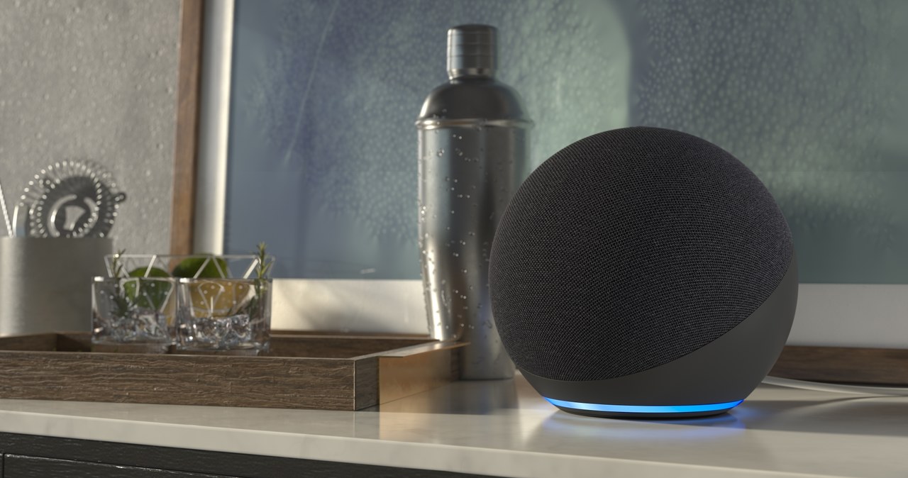 Amazon Echo Dot 4 - niebieski krąg oznacza, że wypowiedziana została fraza "Alexa" /materiały prasowe