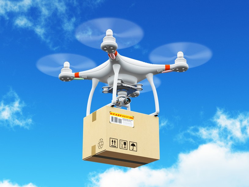 Amazon nie wprowadzi dostawy dronem w najbliższym czasie /123RF/PICSEL