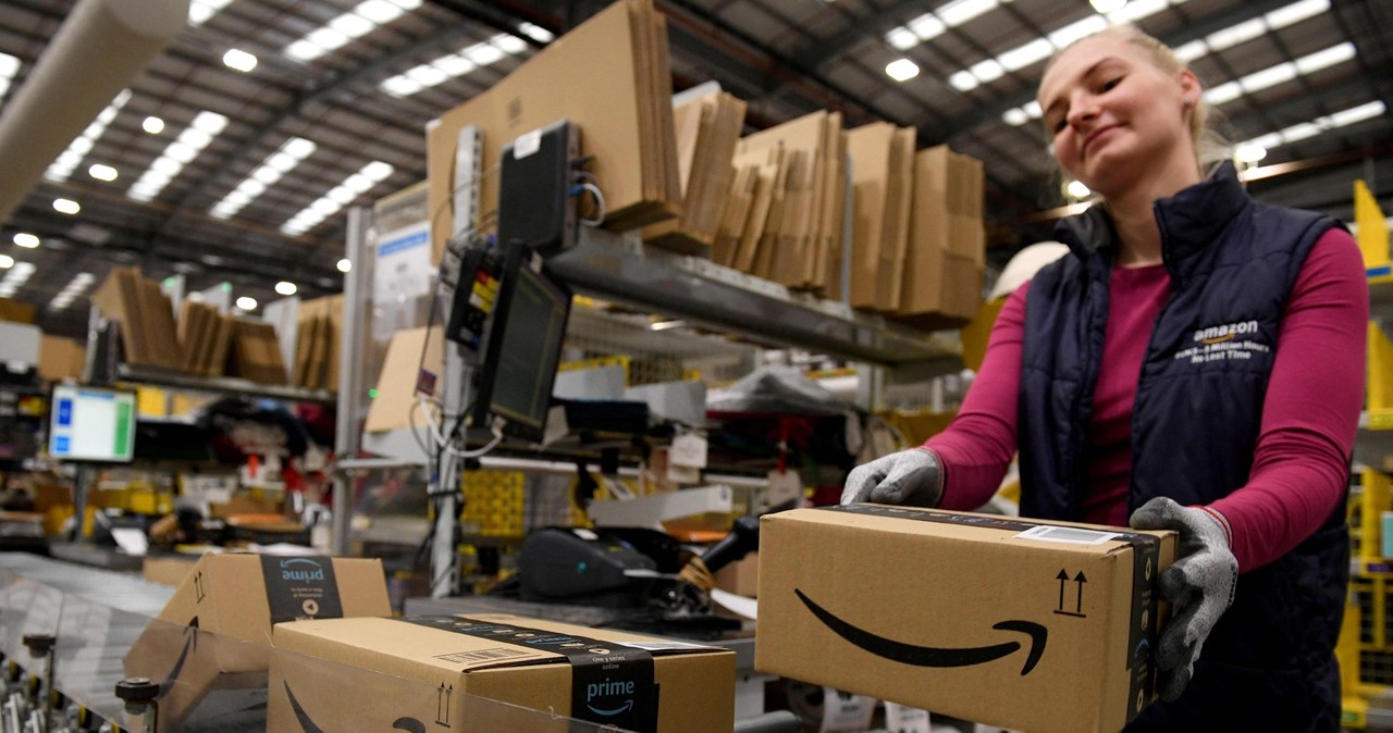Amazon tworzył nowe centra dystrybucji i zatrudniał kolejnych pracowników. Teraz zamierza zwalniać - ludzi zastąpi sztuczna inteligencja (AI). Zdj. ilustracyjne /AFP