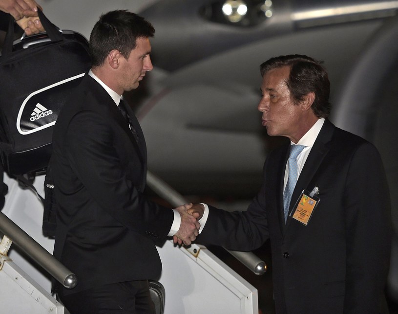 Ambasador Argentyny Luis Maria Kreckler wita piłkarzy w Brazylii /AFP