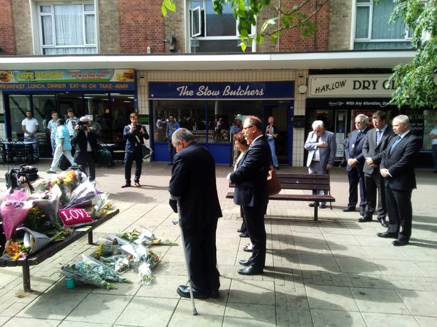 Ambasador Arkady Rzegocki składa kwiaty na miejscu tragedii /Bogdan Frymorgen /RMF FM