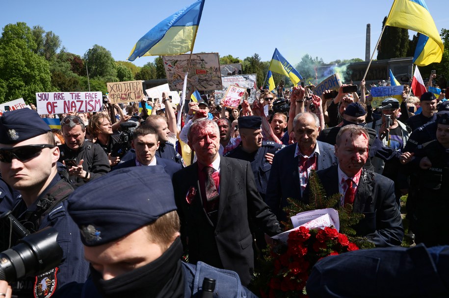 Ambasador Federacji Rosyjskiej w Polsce Siergiej Andiejew oblany czerwoną farbą przez uczestników protestu podczas próby złożenia kwiatów przy Cmentarzu-Mauzoleum Żołnierzy Radzieckich w Warszawie / 	Leszek Szymański    /PAP