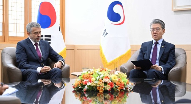 Ambasador Rosji w Korei Południowej Grigorij Zinowjew i wiceminister spraw zagranicznych Korei Południowej Kim Hong Gyun. 21.20.2024 r. /Handout/South Korean Foreign Ministry/AFP /East News