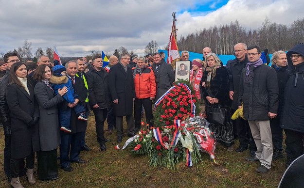 Ambasador Rosji w Polsce Siergiej Andriejew (C-L) wraz z przedstawicielami administracji rosyjskiej podczas uroczystości rocznicowych, w miejscu, gdzie stał pomnik generała Iwana Czerniachowskiego /Joanna Kiewisz-Wojciechowska /PAP/EPA