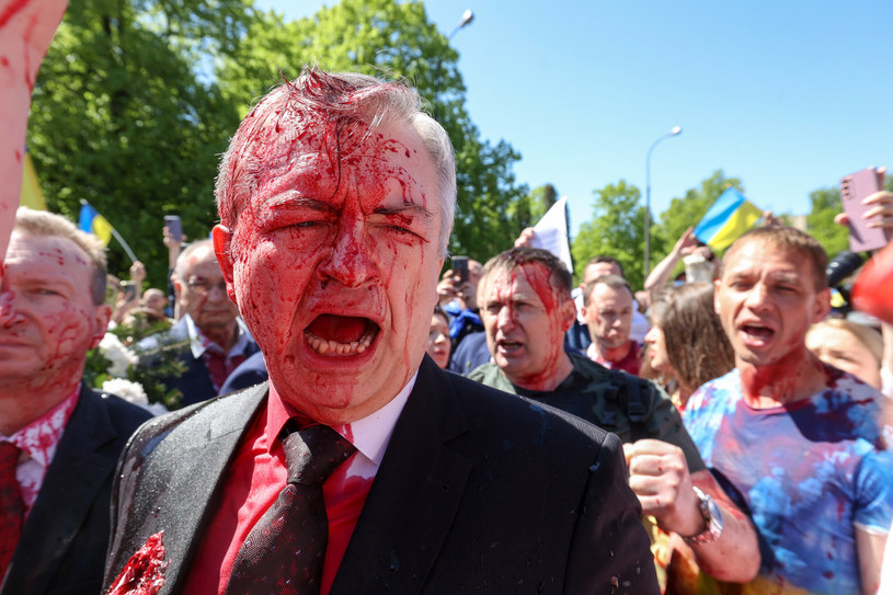 Ambasador Rosji wykorzystał incydent z farbą, by powtórzyć oszczerstwa na temat masakry w Buczy /Andrzej Iwanczuk /Reporter /East News