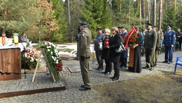 Ambasador RP w Federacji Rosyjskiej Włodzimierz Marciniak i kierownik Agencji Konsularnej RP w Smoleńsku Joanna Strzelczyk zapalają znicze podczas uroczystych obchodów 78. rocznicy zbrodni katyńskiej na Polskim Cmentarzu Wojennym w Katyniu /Wojciech Pacewicz /PAP