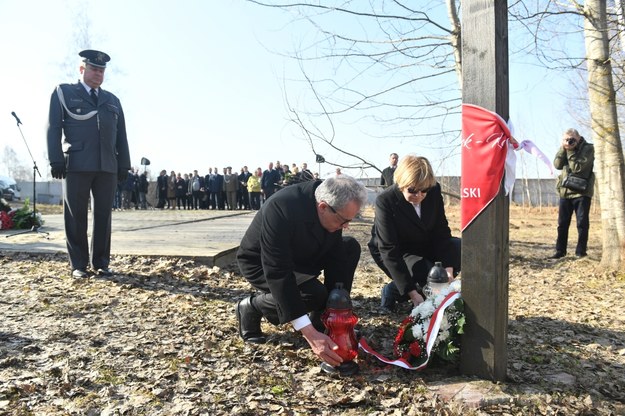 Ambasador Rzeczypospolitej Polskiej w Federacji Rosyjskiej Włodzimierz Marciniak i kierownik Agencji Konsularnej RP w Smoleńsku Joanna Strzelczyk składają kwiaty w miejscu katastrofy /Wojciech Pacewicz /PAP