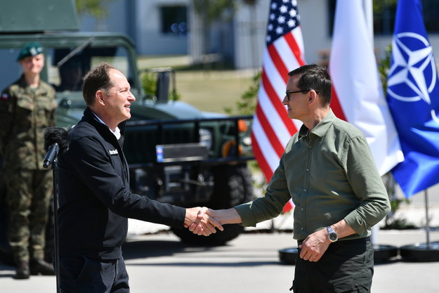 Ambasador Stanów Zjednoczonych w Polsce Mark Brzezinski i premier Mateusz Morawiecki podczas wizyty w Jednostce Wsparcia Marynarki Wojennej Stanów Zjednoczonych w Redzikowie /Adam Warżawa /PAP