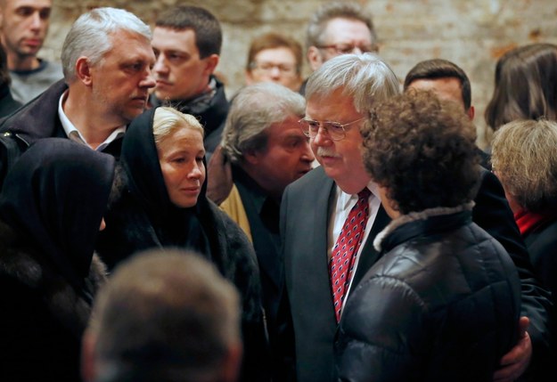 Ambasador USA John F. Tefft rozmawia z bliskimi Niemcowa /Sergei Ilnitsky /PAP/EPA