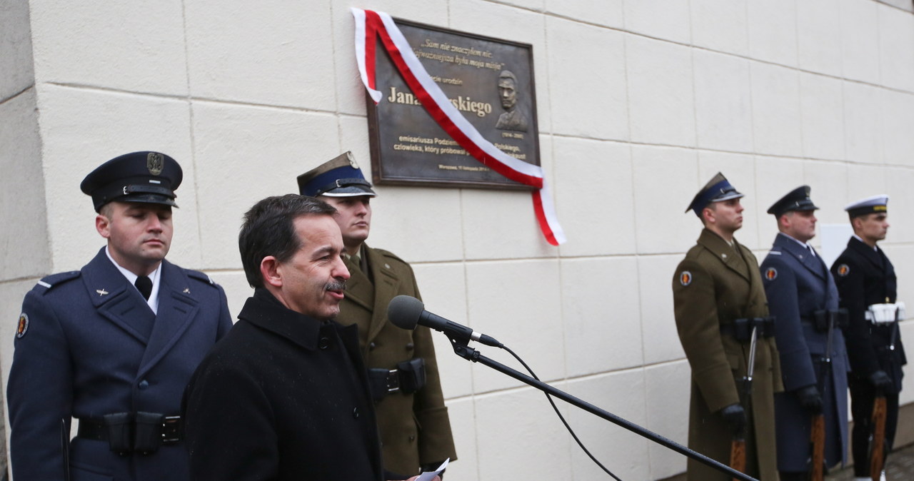 Ambasador USA w Polsce - Stephen D. Mull podczas odsłonięcia tablicy na budynku MON w Warszawie, upamiętniającej Jana Karskiego z okazji 100. rocznicy jego urodzin /Rafał Guz /PAP