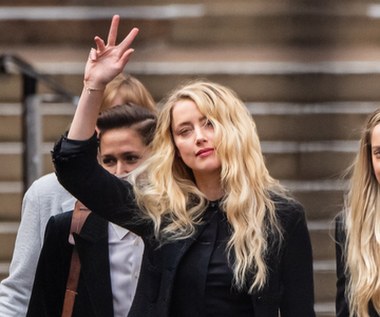 Amber Heard długo nie zabierała publicznie głosu w tej sprawie. Teraz opublikowała jednak długi post na swoim koncie na Instagramie: "Udałam się do Wielkiej Brytanii, by zeznawać, jako świadek. Po sfinalizowaniu naszego rozwodu w 2016 r. i po uzyskaniu zakazu zbliżania się, chciałam żyć dalej. Ponowne przeżywanie rozpadu naszego związku, zakwestionowanie moich motywów oraz najbardziej traumatycznych szczegółów współżycia życia z Johnnym było niezwykle bolesne (...). Podtrzymuję moje zeznania w sądzie i wierzę w brytyjski wymiar sprawiedliwości".