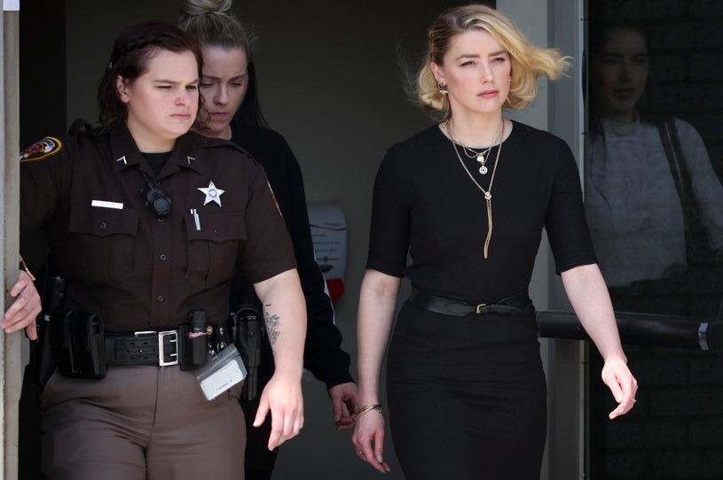 Amber Heard opuszczająca sąd /Getty Images