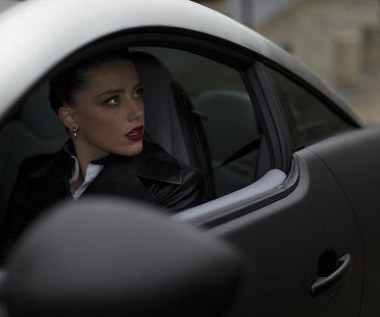Amber Heard w scenie z filmu "72 godziny"