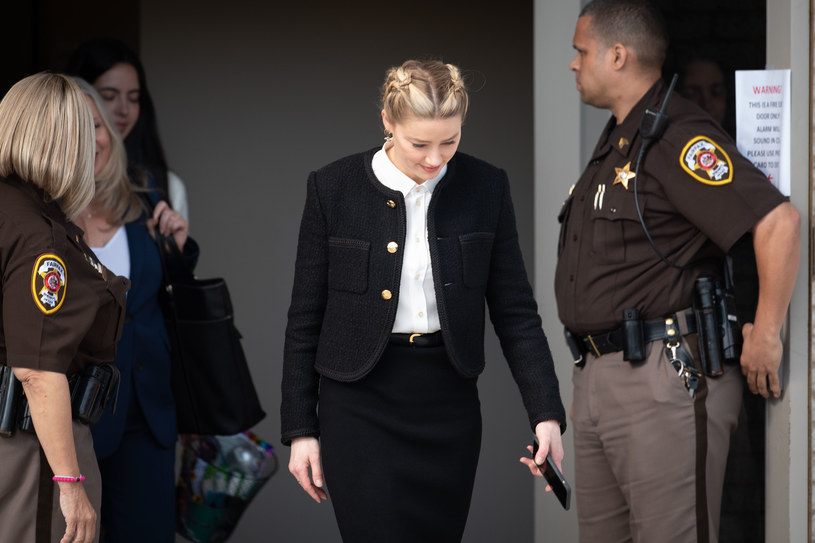 Amber Heard wychodząca z sądu /Getty Images