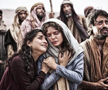 Amber Rose Revah i Roma Downey w scenie z filmu "Syn Boży"