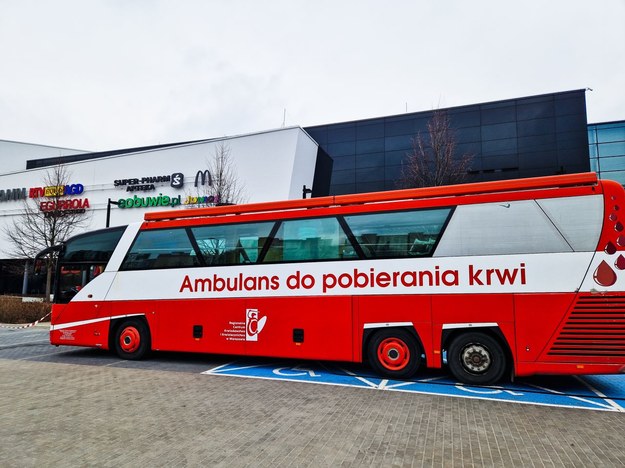 Ambulans do pobierania krwi przed Galerią Północną w Warszawie / Galeria Północna /Materiały prasowe