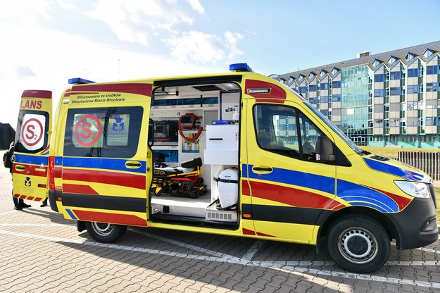 Ambulans medyczny przekazany Uniwersyteckiemu Szpitalowi Klinicznemu we Wrocławiu / 	Maciej Kulczyński    /PAP