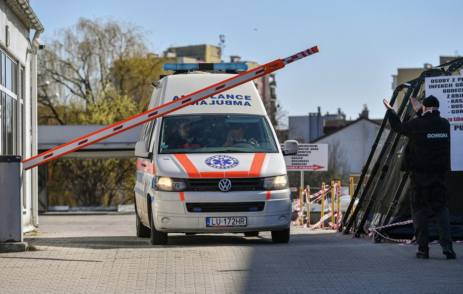 Ambulans pod szpitalem wojewódzkim im. Kardynała Wyszyńskiego w Lublinie /Wojtek Jargiło /PAP